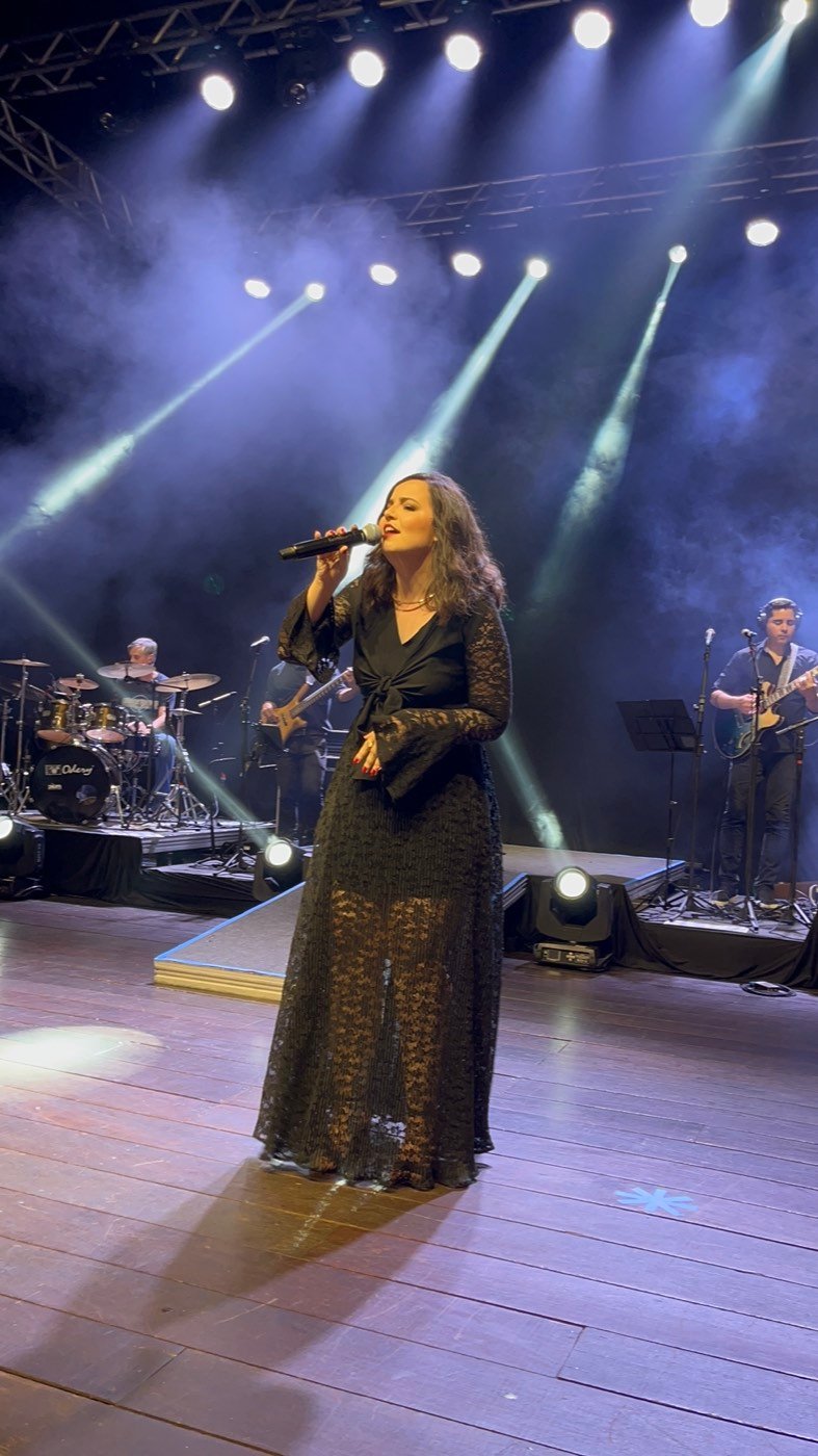 Isa Oliver no palco do Teatro Municipal de Mococa