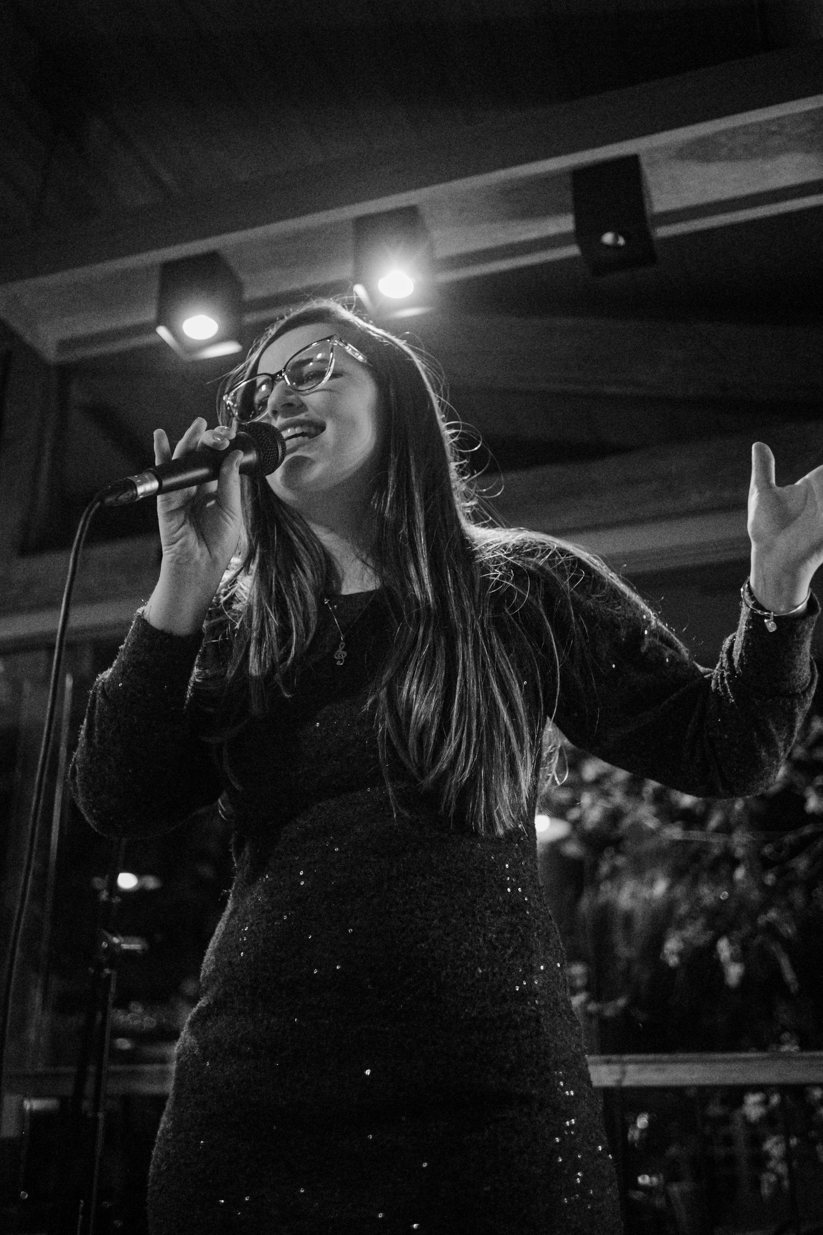 Isa Oliver em foto recente de show, preto e branco
